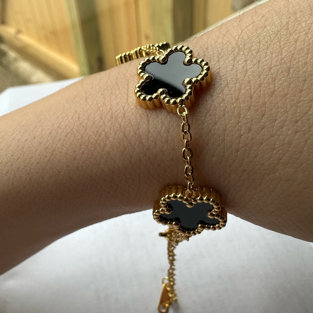 Elegant Gold and Black Clover Bracelet